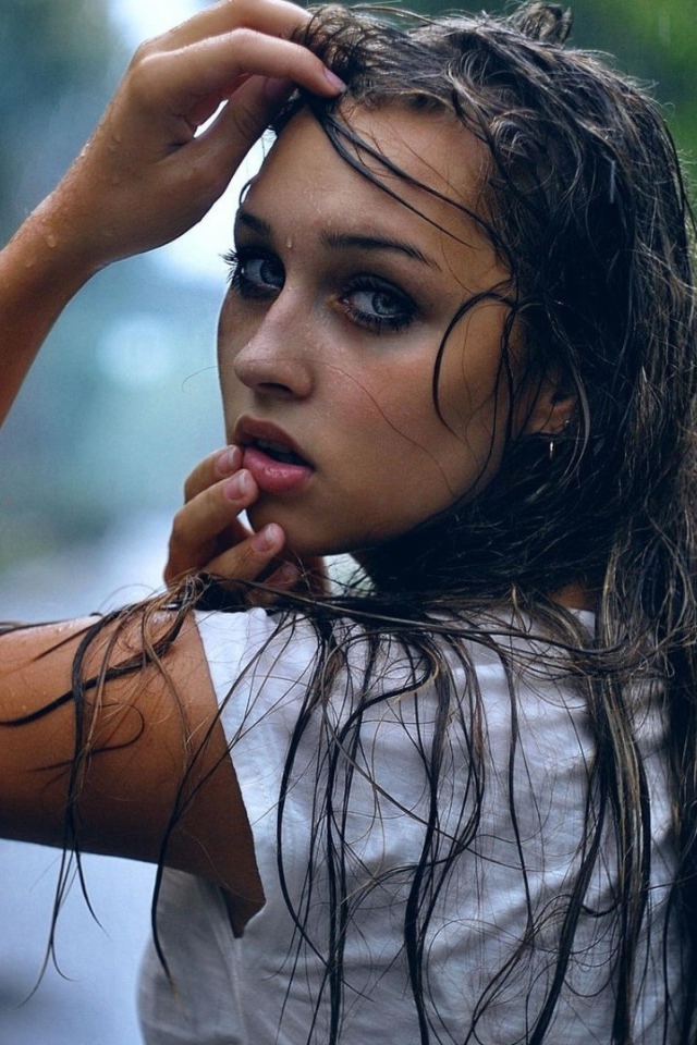 Девушка брюнетка вымокла под дождем