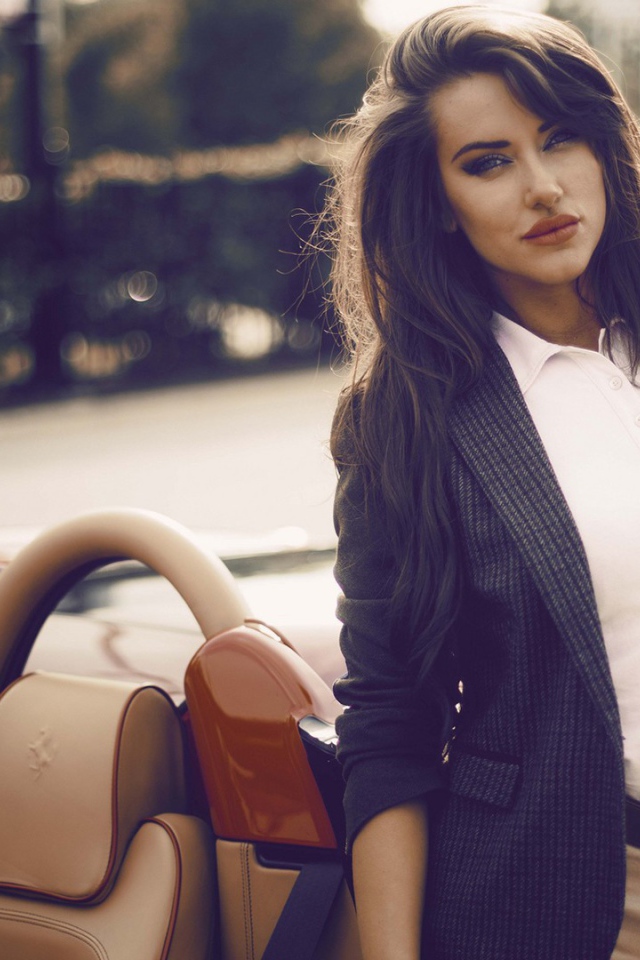 Девушка брюнетка у кабриолета Феррари