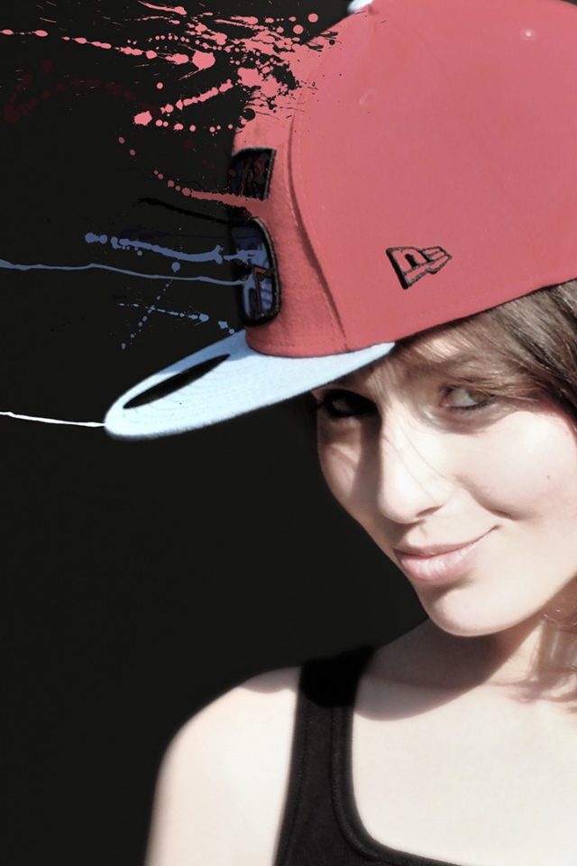 Девушка брюнетка в оригинальной кепке