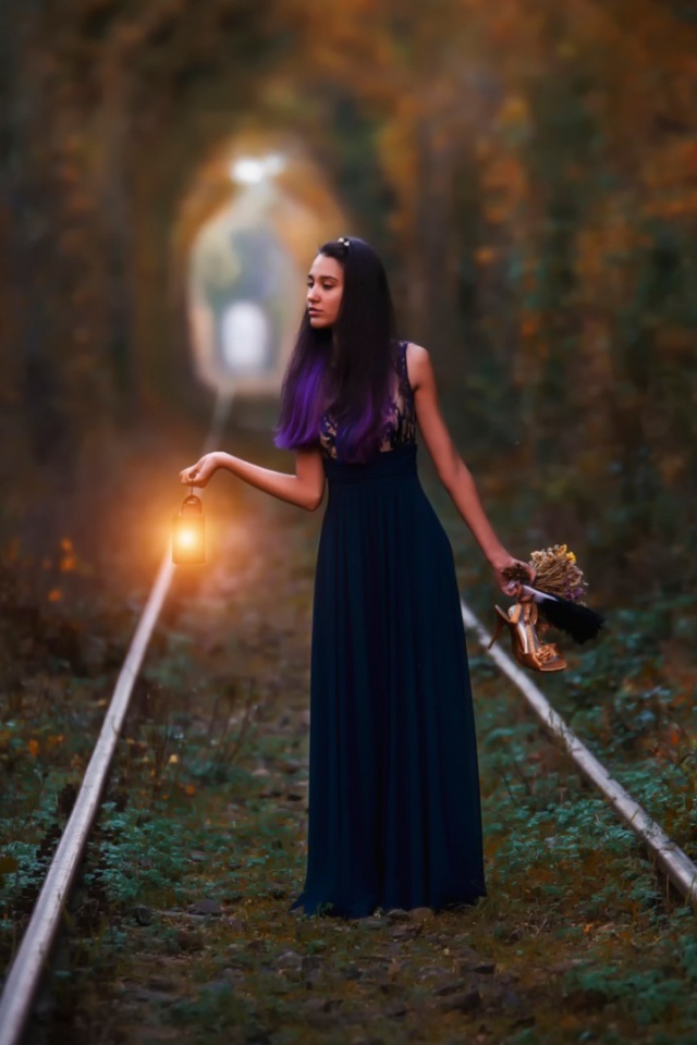 Девушка брюнетка стоит в тоннеле любви