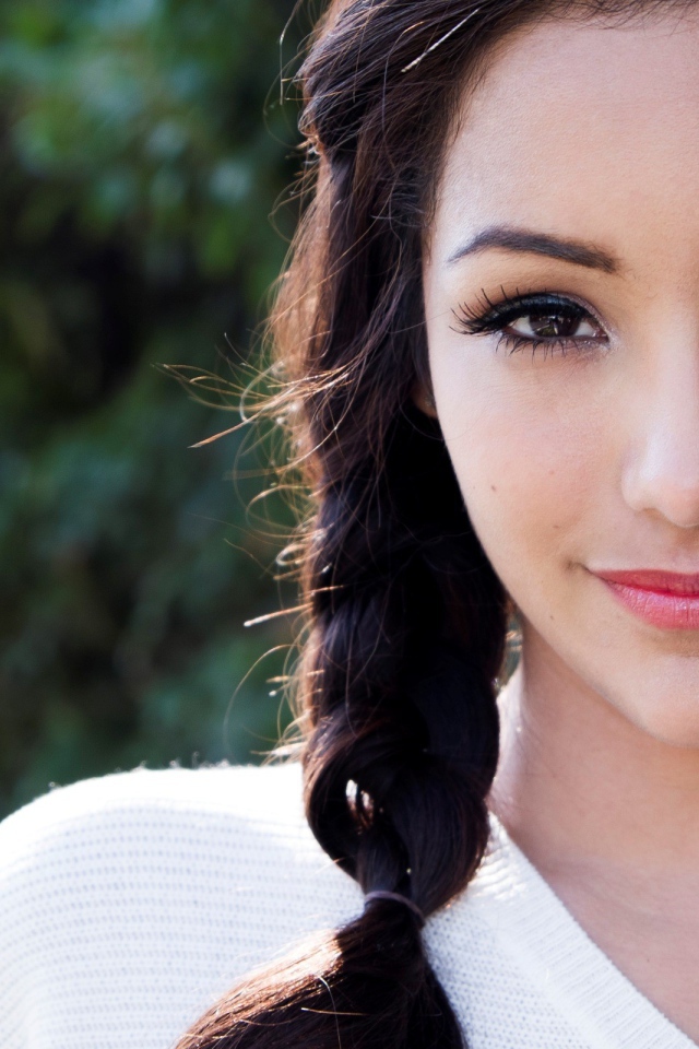 Волосы брюнетки заплетены в косу