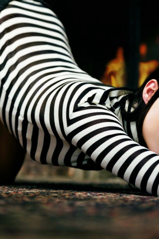 Брюнетка в тельняшке