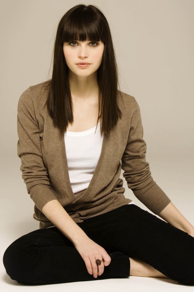 Брюнетка модель Фелисити Джонс