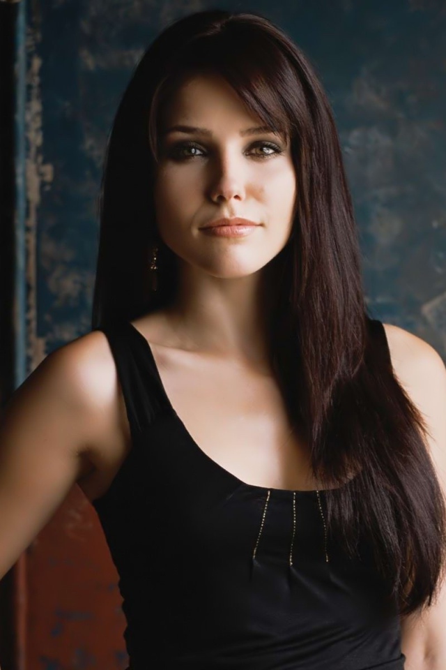 Модель брюнетка София Буш