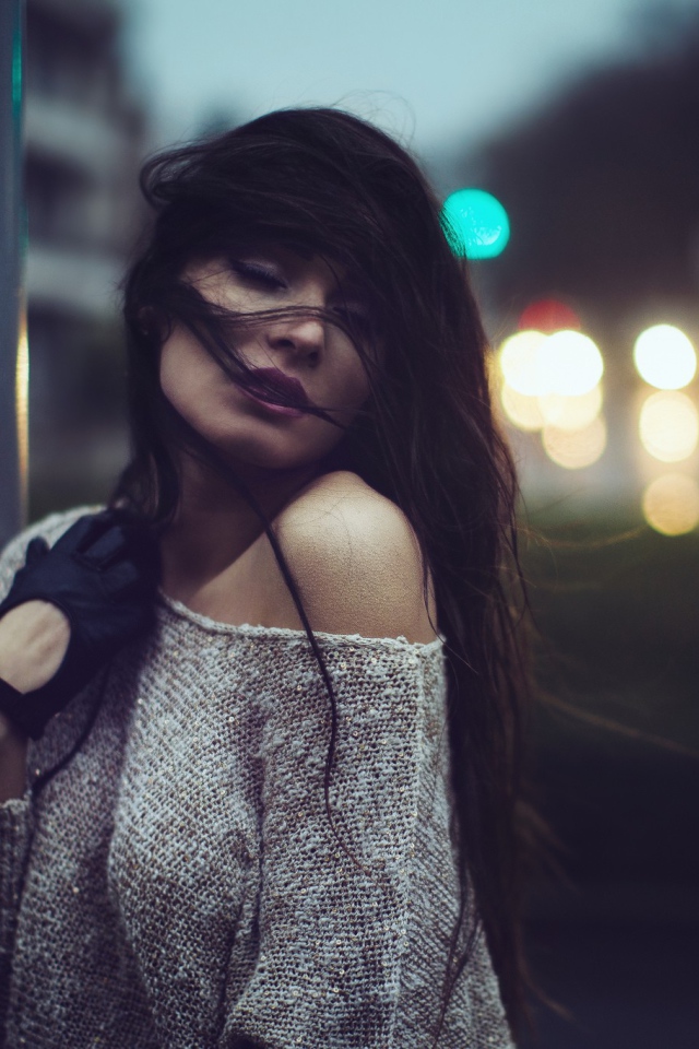 Брюнетка на ночной улице