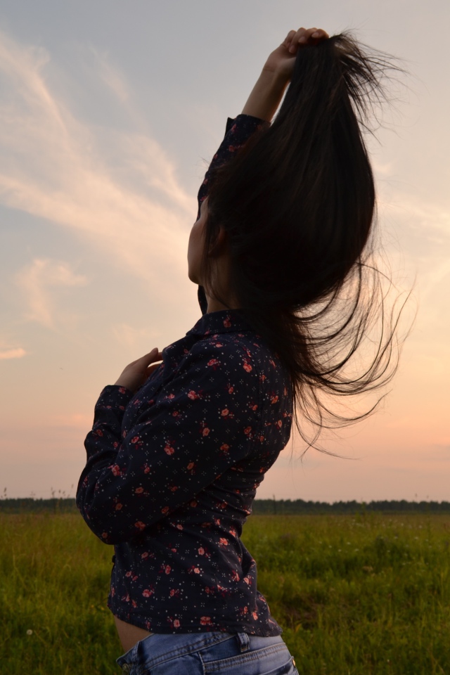 Брюнетка подняла свои волосы