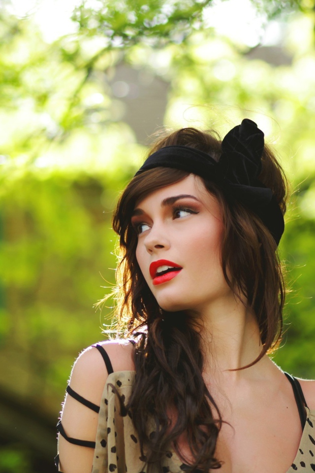 Брюнетка с черной повязкой на волосах