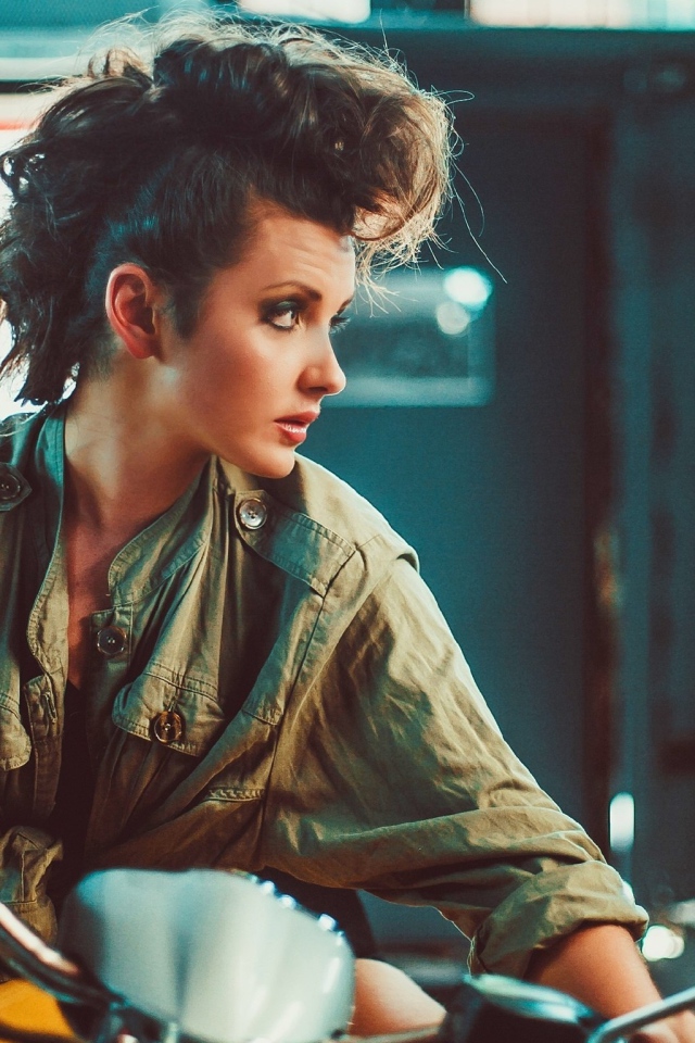 Брюнетка с высокой прической на мотоцикле