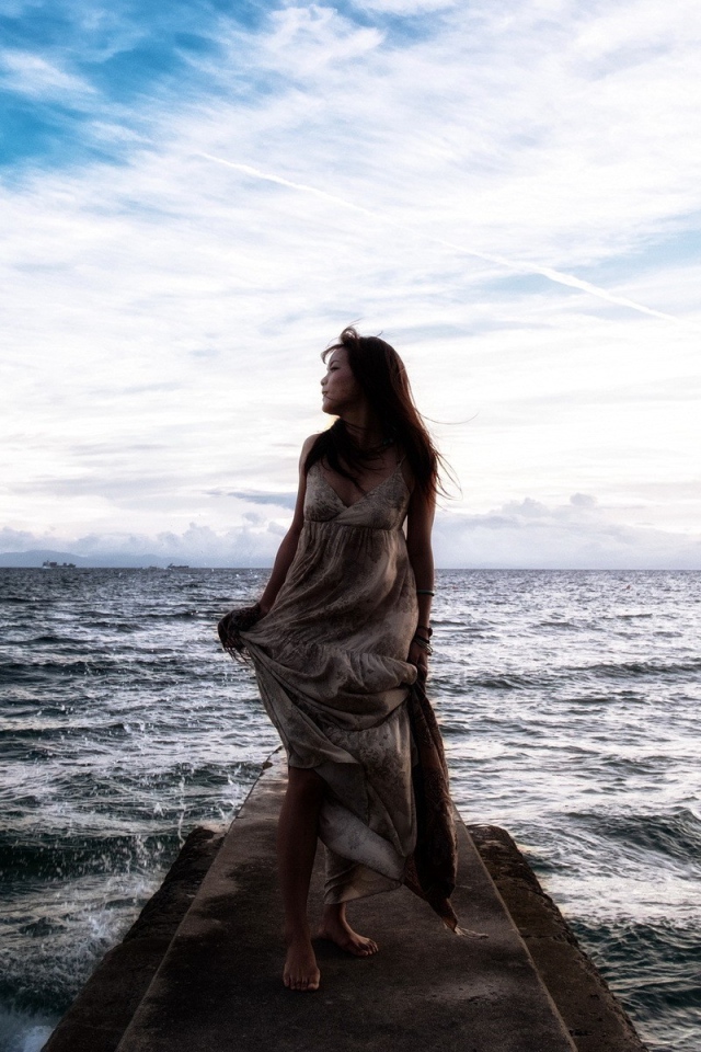 Спокойное море за спиной у девушки