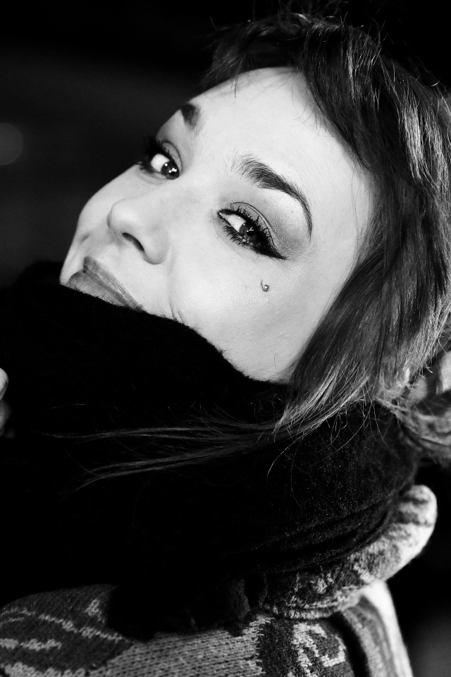 Веселая девушка в зимнем шарфе