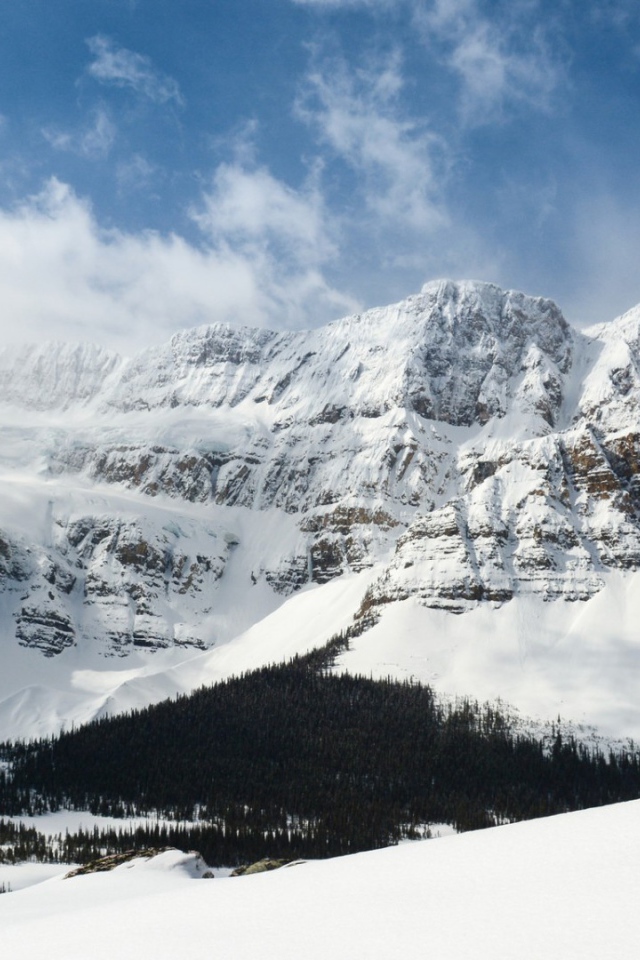 Альпинистка в горах