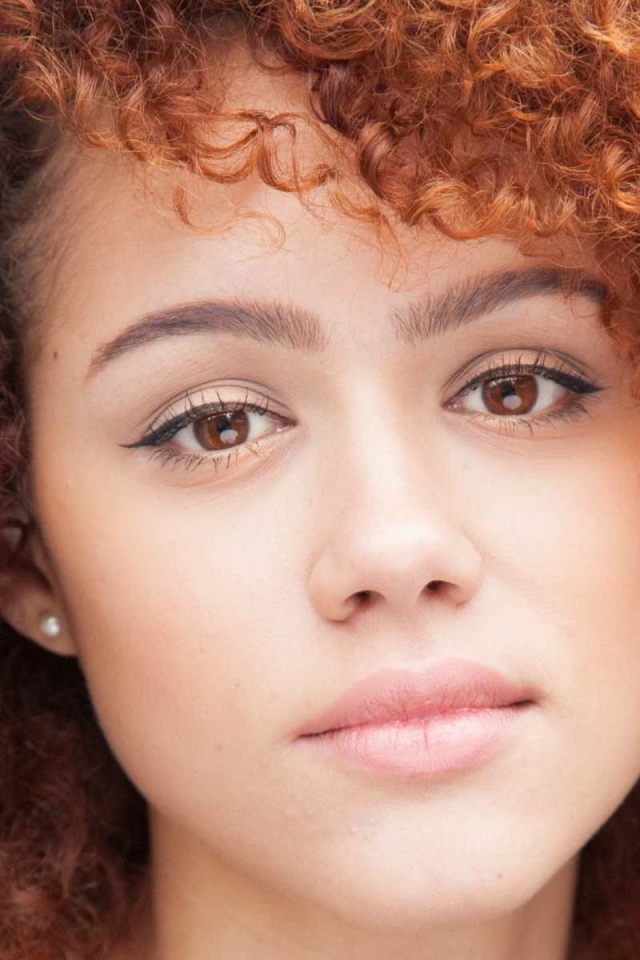 Кудри у рыжей девушки, модель
