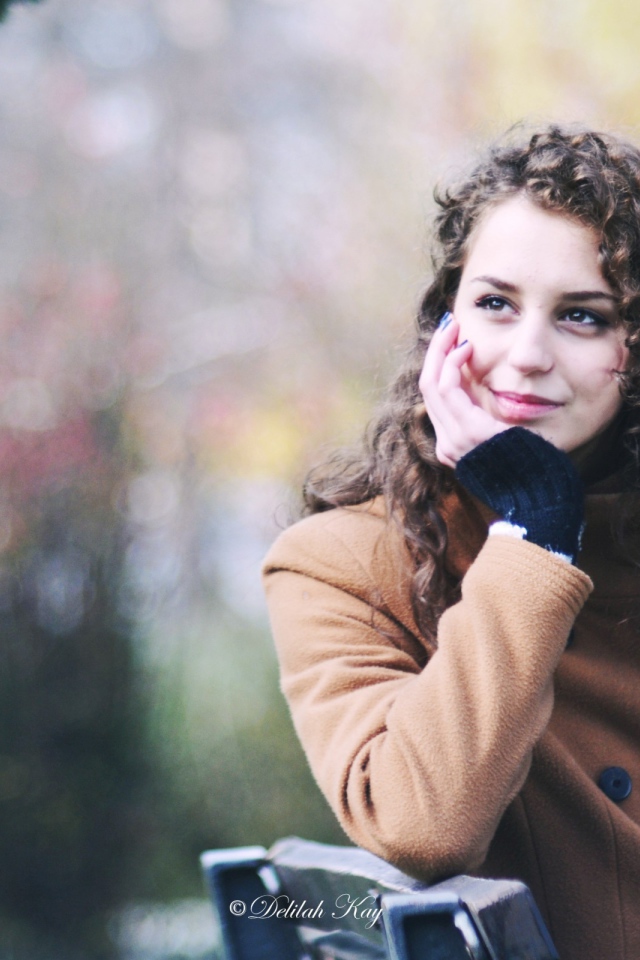 Кучерявая девушка замечталась