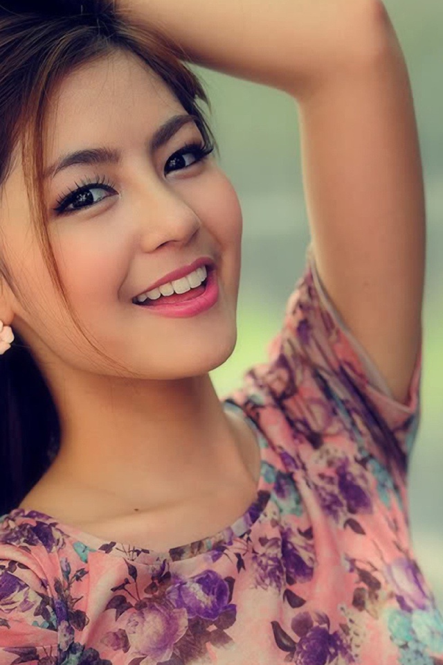 Милая японка запрокинула голову