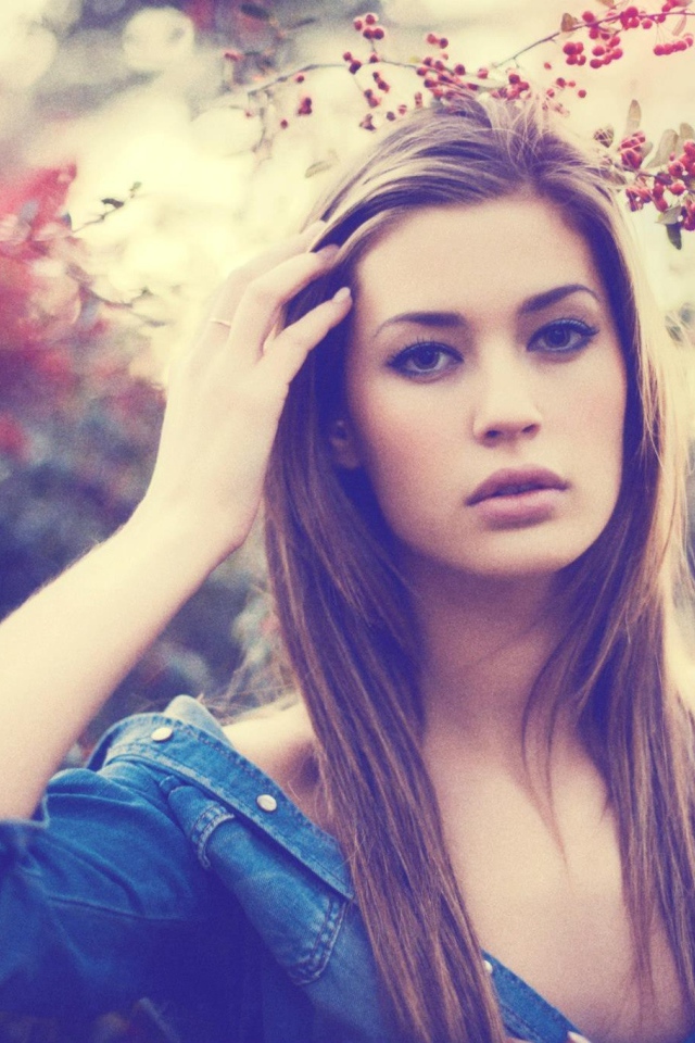 Милая брюнетка на фоне рябины