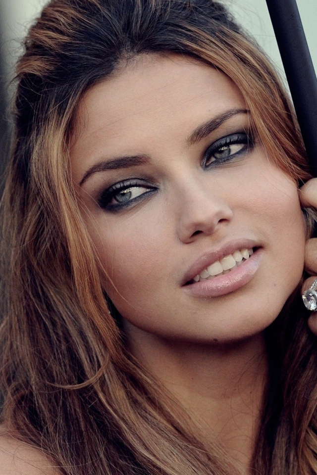 Бриллиантовое кольцо на руке девушки