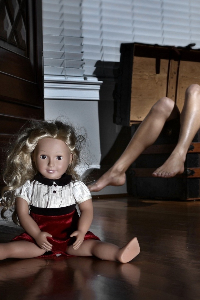 Кукла и девушка в сундуке