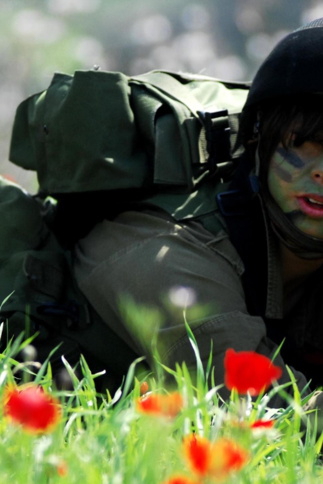 Женщина солдат в поле маков