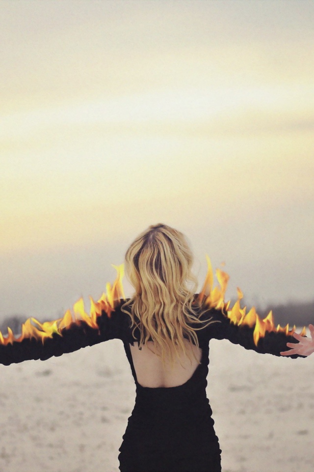 Пламя на руках у девушки