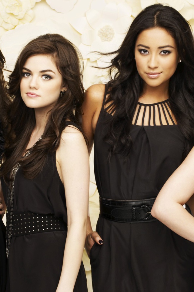 Четыре девушки в черных платьях