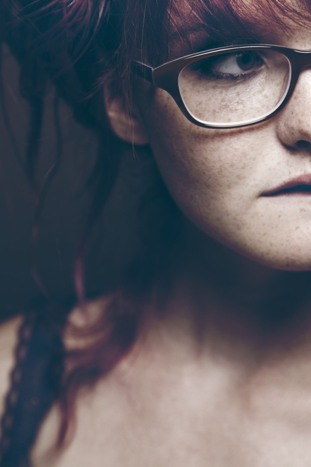 Веснушчатая девушка в очках