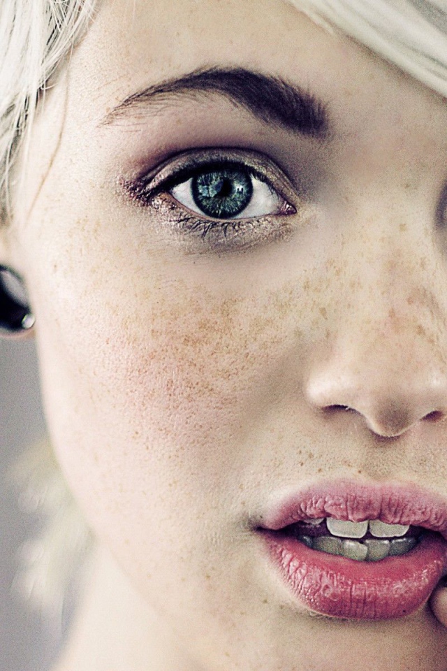 Веснушчатая модель Devon Jade