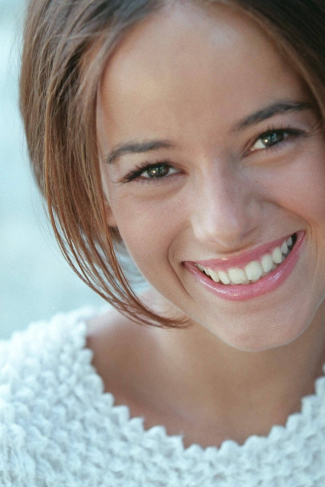 Французская певица Alizee в белом свитере