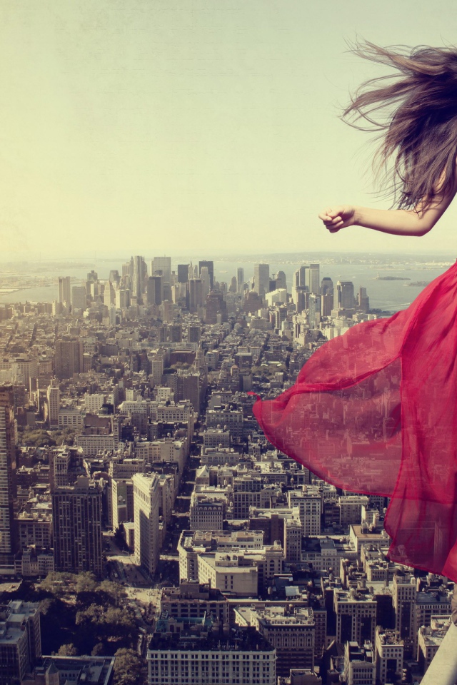 Девушка акробат над городом