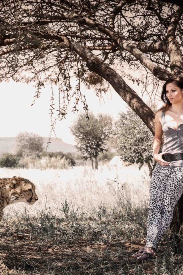 Девушка среди леопардов