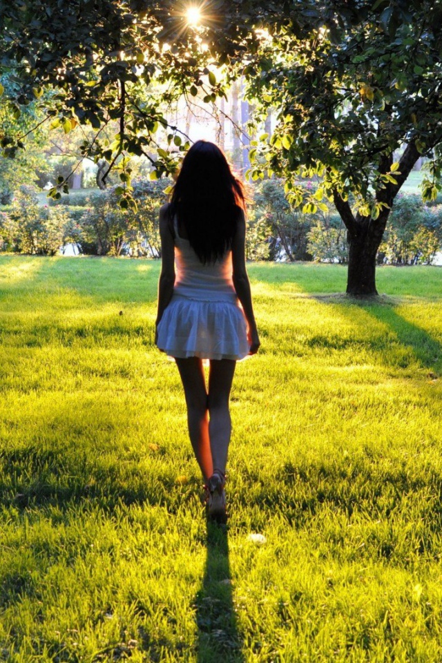 Девушка среди деревьев в парке