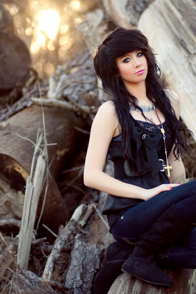 Девушка среди обломков больших деревьев