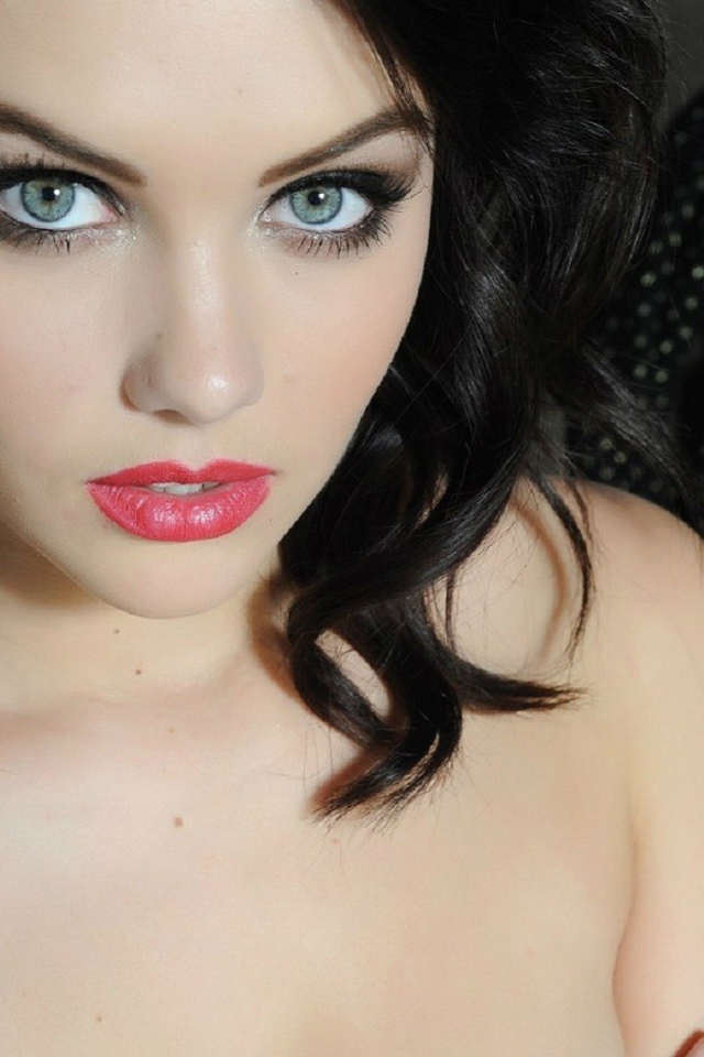 Девушка брюнетка Мелисса Кларк