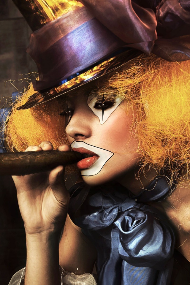 Девушка клоун с сигарой