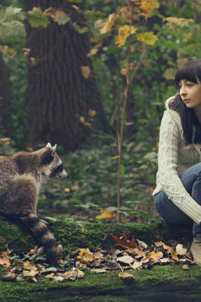 Девушка общается с опоссумом