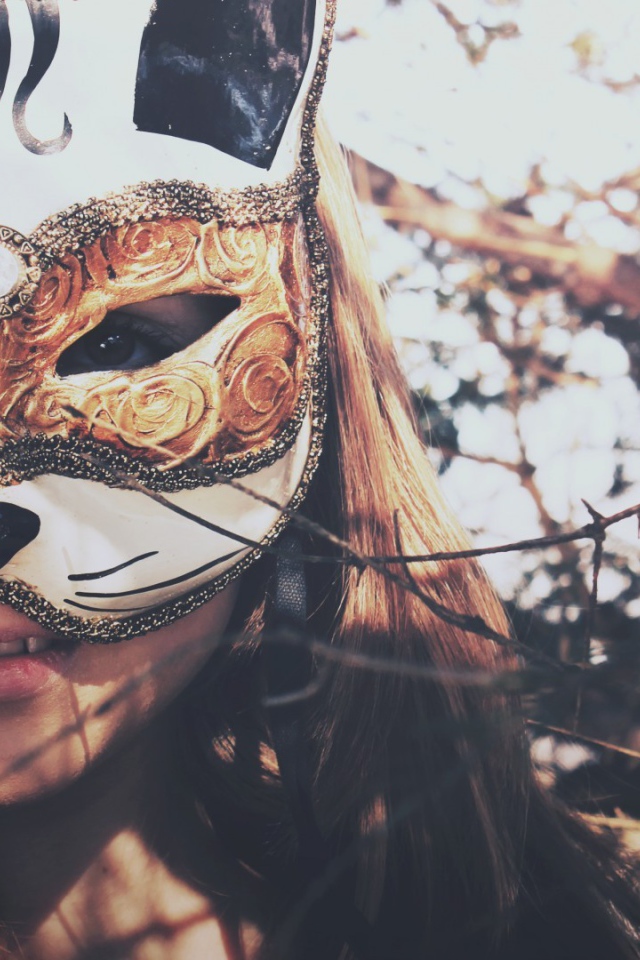 Девушка прикрыла лицо маской