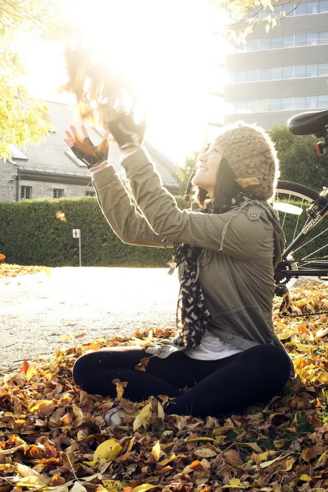 Девушка радуется осеннему солнцу