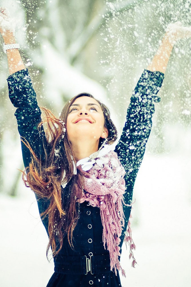 Девушка радуется снегу