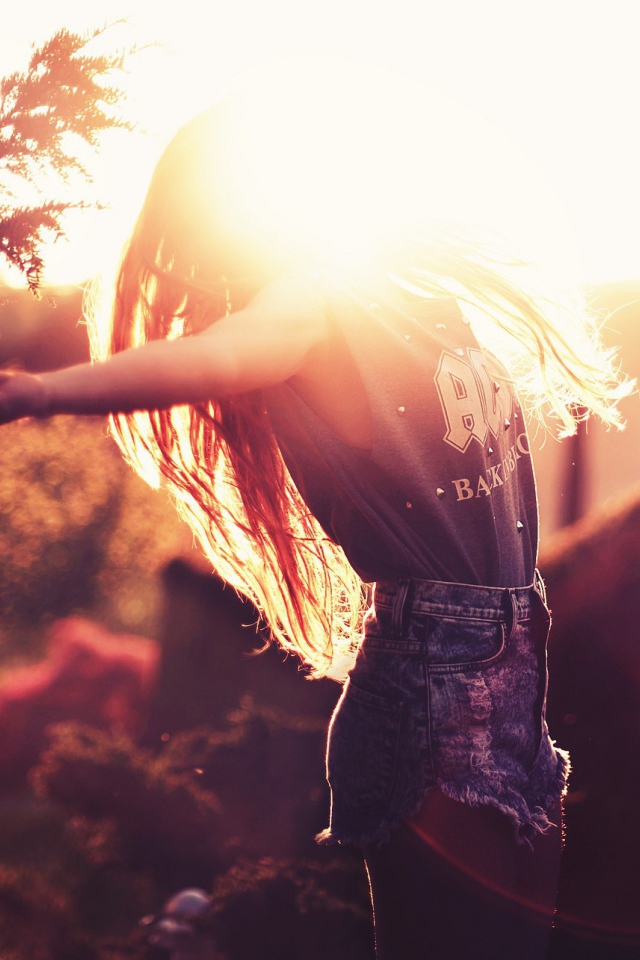 Девушка радуется солнцу