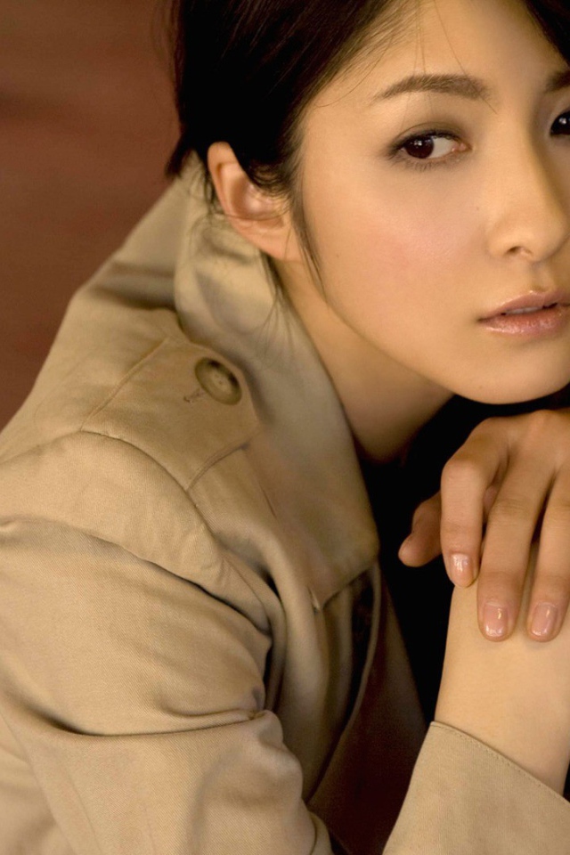 Девушка из Японии в плаще