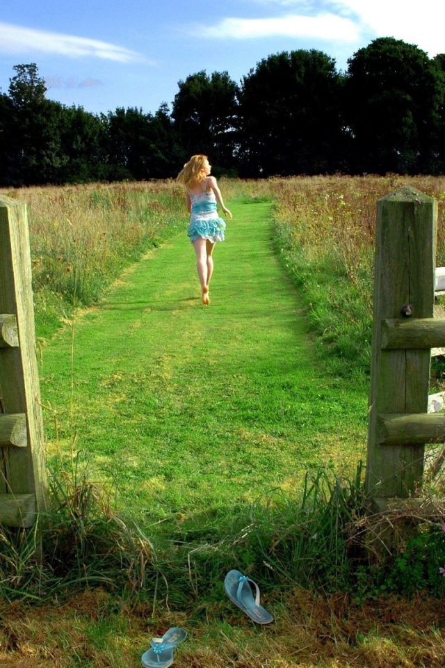 Девушка идет по полю на ферме