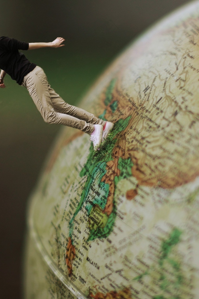 Девушка идет по глобусу