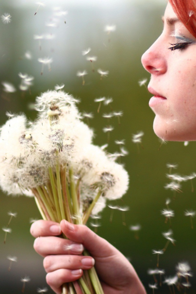 Девушка держит в руках букет одуванчиков