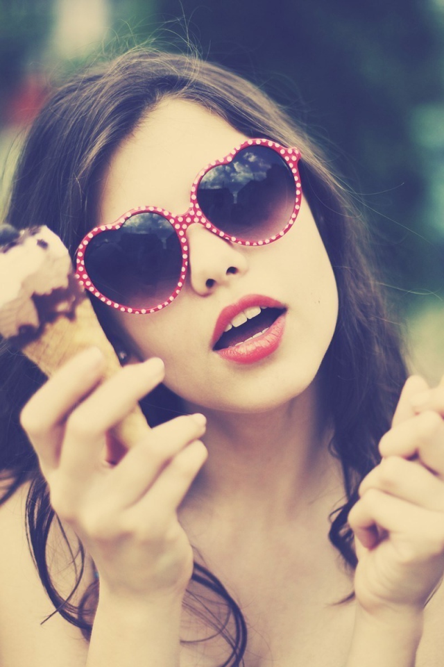 Девушка держит в руках мороженое