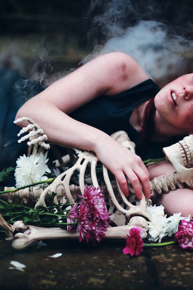 Девушка обнимает скелет