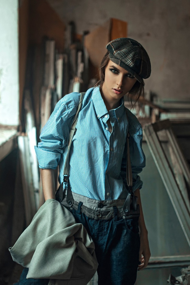 Девушка в берете стоит среди ремонта