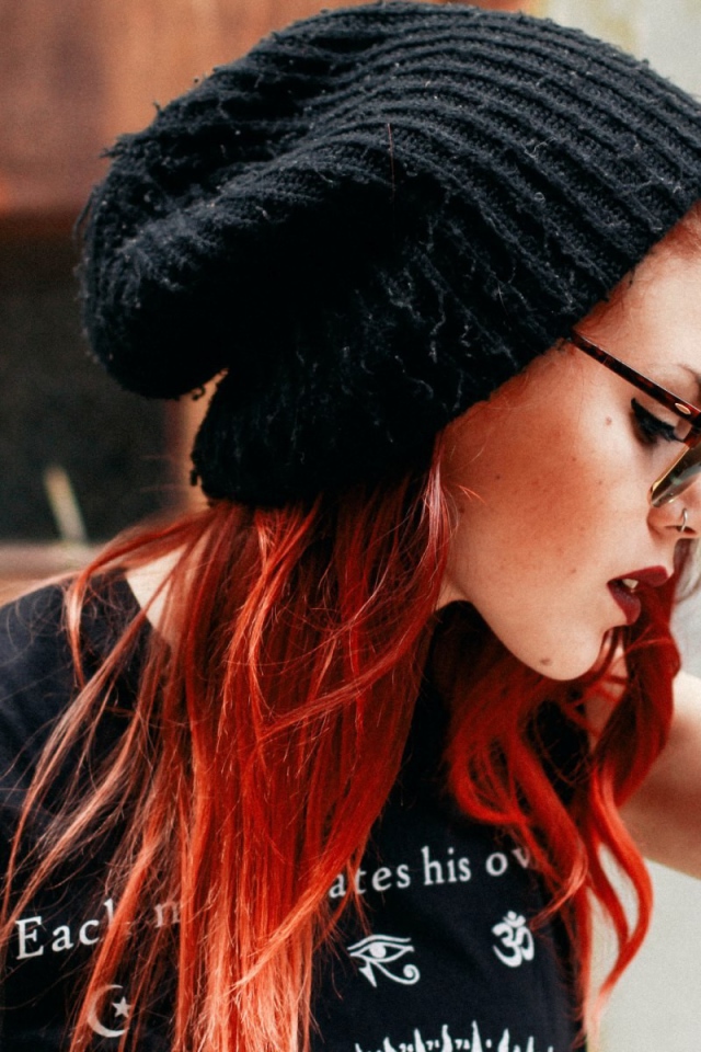 Девушка в черной вязанной шапке