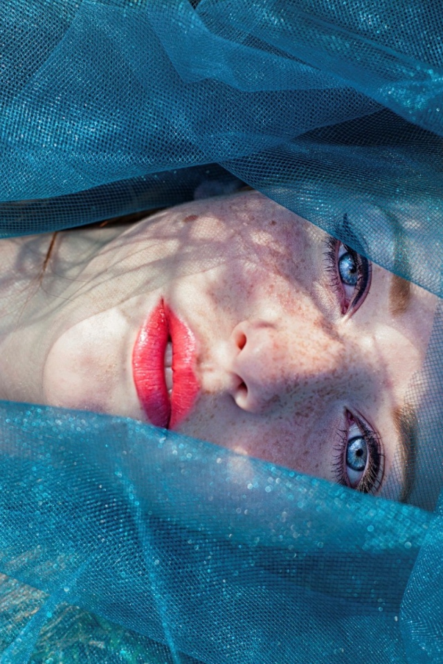 Девушка в голубой сетке