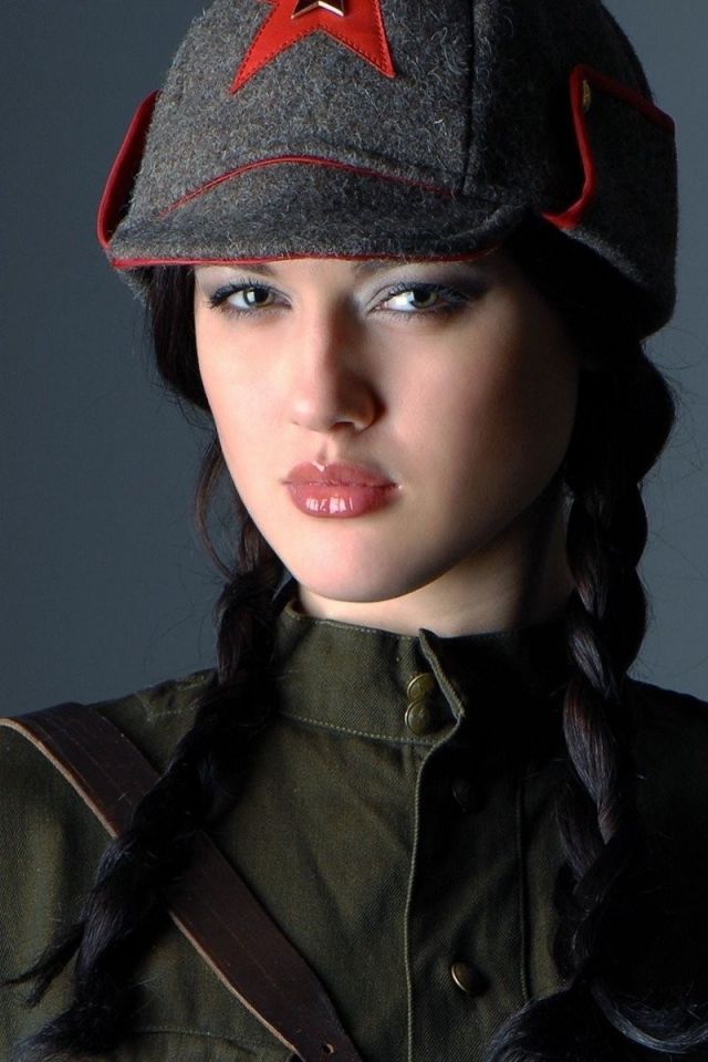 Девушка в шапке-буденовке