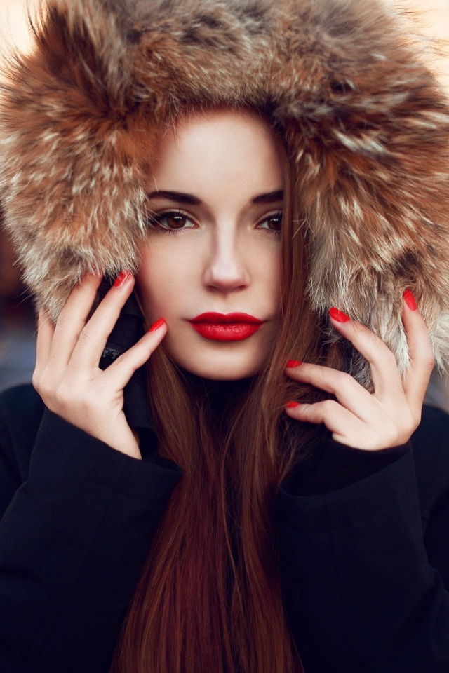 Девушка в меховом капюшоне