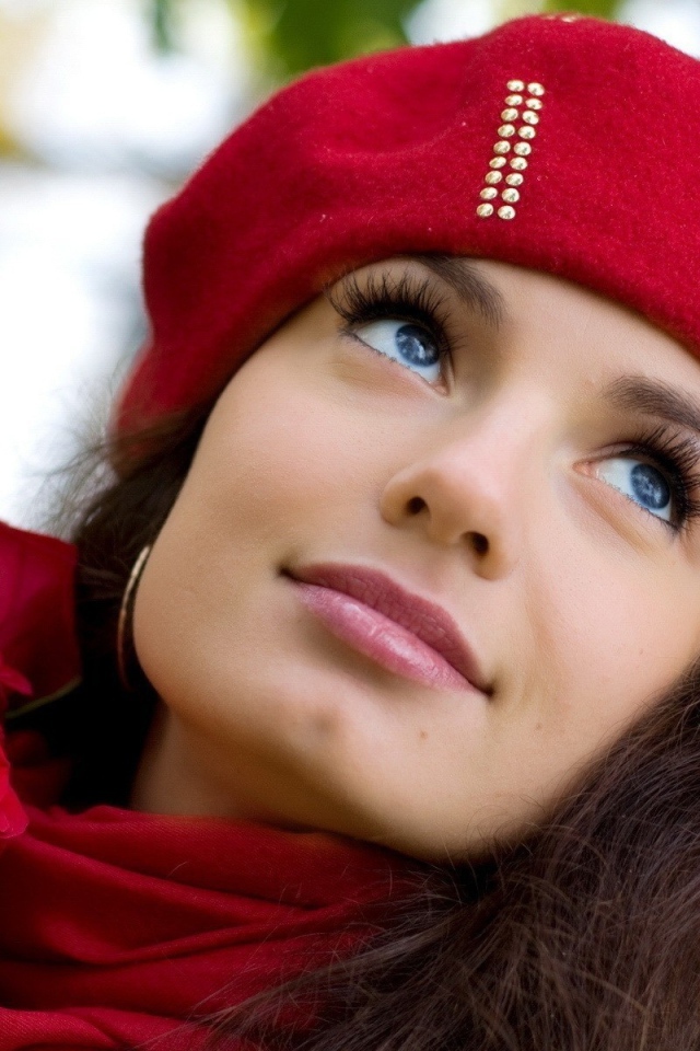 Девушка в красном берете с букетом роз